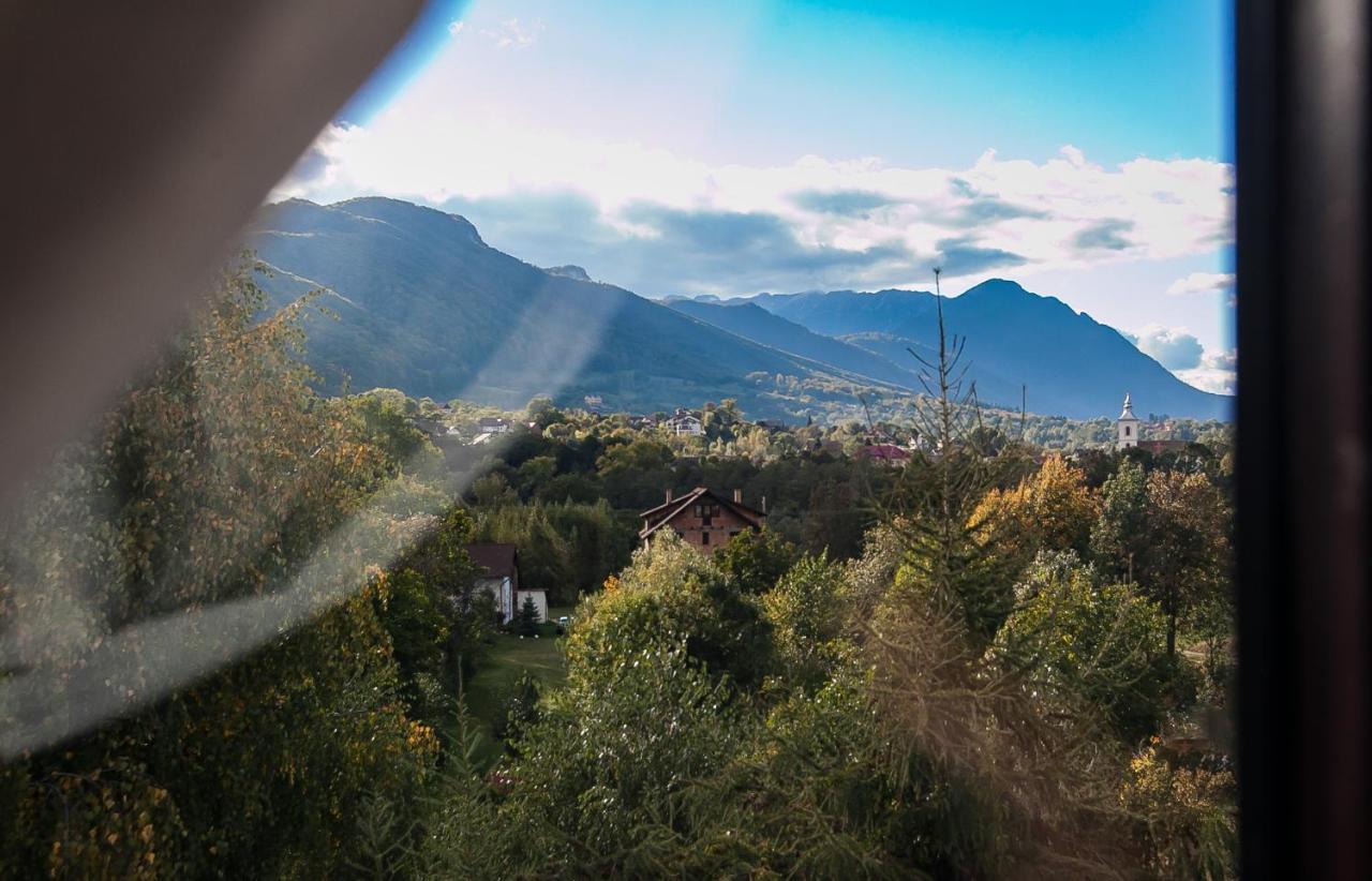 Cameră dublă cu vedere la grădină.
